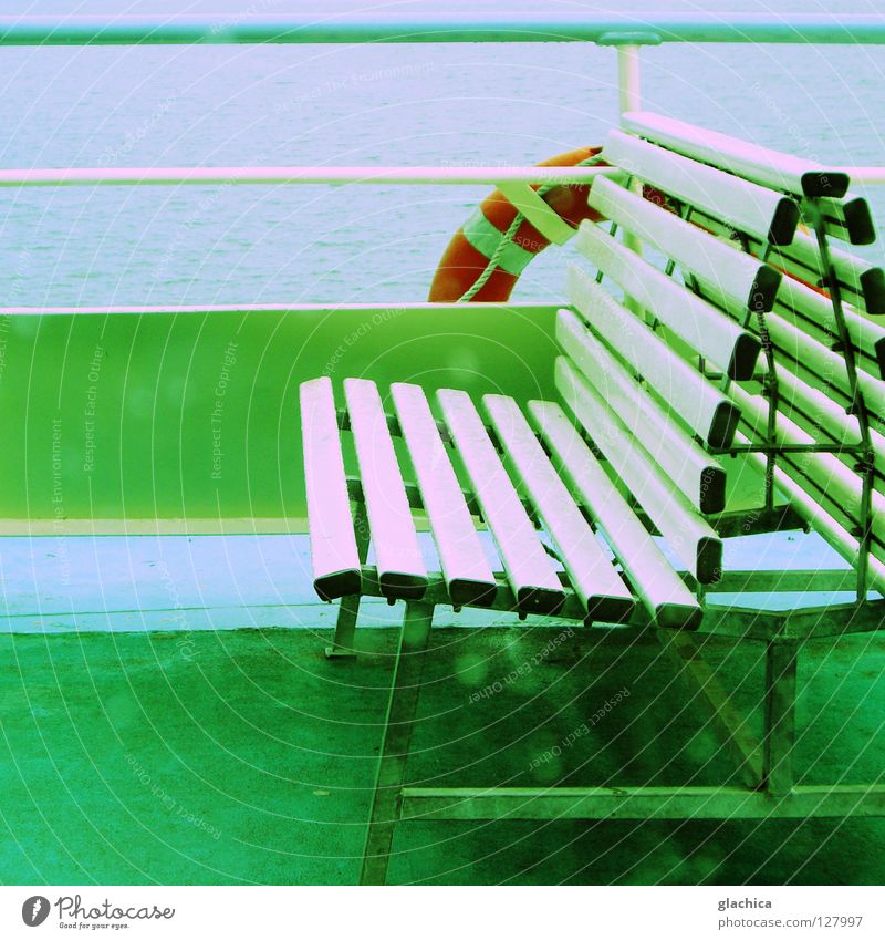 Auf Deck Regen Meersburg See Fähre Sessel Reling Sitzgelegenheit grün kalt Eis nass rot schlechtes Wetter grau trüb Einsamkeit Ferien & Urlaub & Reisen