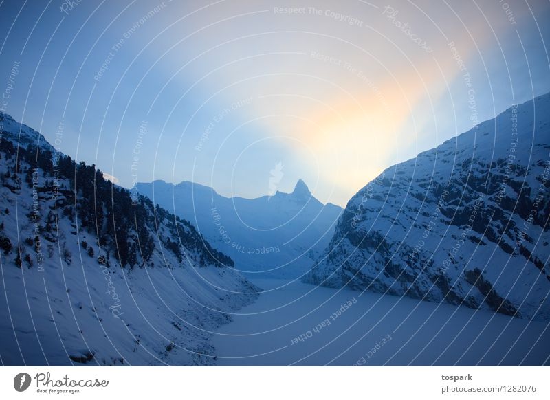 Winterlandschaft Schnee Winterurlaub Berge u. Gebirge Umwelt Natur Landschaft Himmel Sonnenlicht Klima Wetter Eis Frost Alpen Menschenleer Stausee Denken