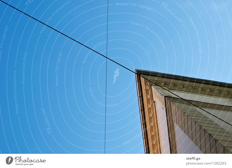 verkehrte Symmetrie Häusliches Leben Haus Stadt Menschenleer Mauer Wand Fassade Dach Dachrinne eckig Höhenangst ästhetisch Perspektive Elektrizität