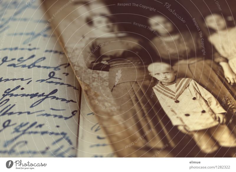 altes Papierbild liegt auf einer Tagebuchseite, in altdeutsch geschrieben Großeltern Senior Kindheit Sammlerstück Fotografie Nostalgie Schriftstück