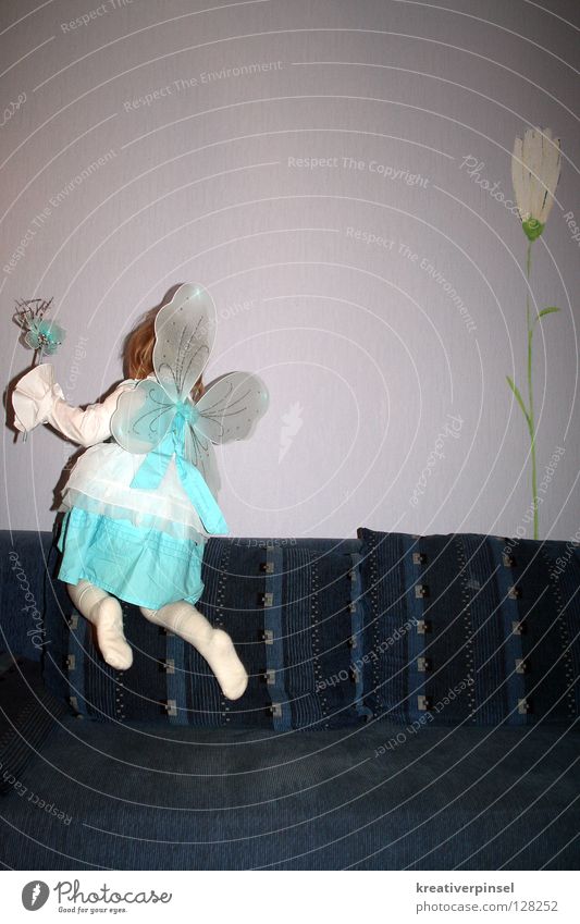 ich kann fliegen!! Karneval Kind Blume Kleid blau weiß Fee Innenaufnahme Textfreiraum oben Rückansicht Karnevalskostüm leicht Leichtigkeit Abheben