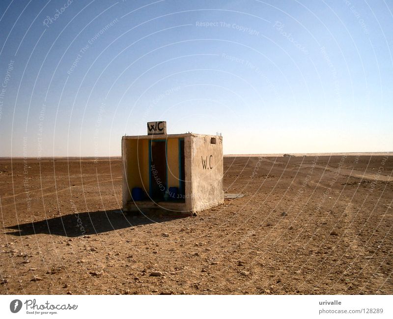 WC in desert Himmel Wüste verfallen Wut Ärger Toilette water closed hot necessity far africa stone Sand Wind blue sky sun