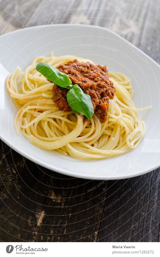 Tomatenpesto 2 Lebensmittel Ernährung Mittagessen Vegetarische Ernährung Slowfood Italienische Küche Teller Essen lecker rot Pesto Basilikum Nudeln Spaghetti