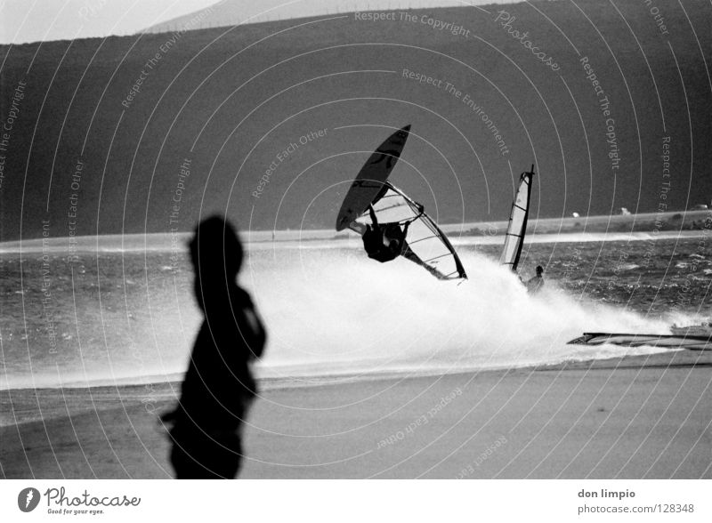 ready,...set,launch Surfer Wellen Wind Publikum Strand Meer Sport Wassersport Fuerteventura bearbeitet Schwarzweißfoto analog Flughafen