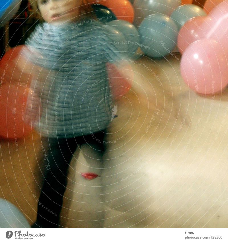 WirbelwindKind Freude Wohnzimmer Feste & Feiern Mensch 1 Luft Luftballon laufen Spielen springen toben Neugier sportlich Fröhlichkeit Zufriedenheit Lebensfreude