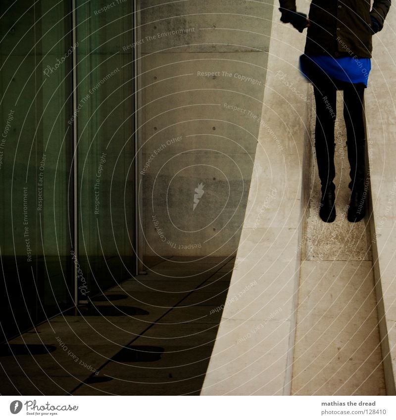 STAY ALONE Frau grau Steigung dunkel schwarz Beton Fassade steil stehen Kleid Neigung Beine Hosenbeine Architektur aufwärts anonym kopflos gesichtslos unerkannt