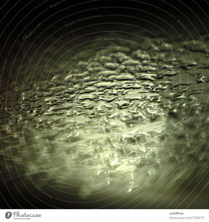 Tropfenzwielicht Windschutzscheibe Autofenster Regen Regenwasser Glasscheibe tauen Licht kalt Winter Unschärfe Hintergrundbild Makroaufnahme Nahaufnahme PKW Eis