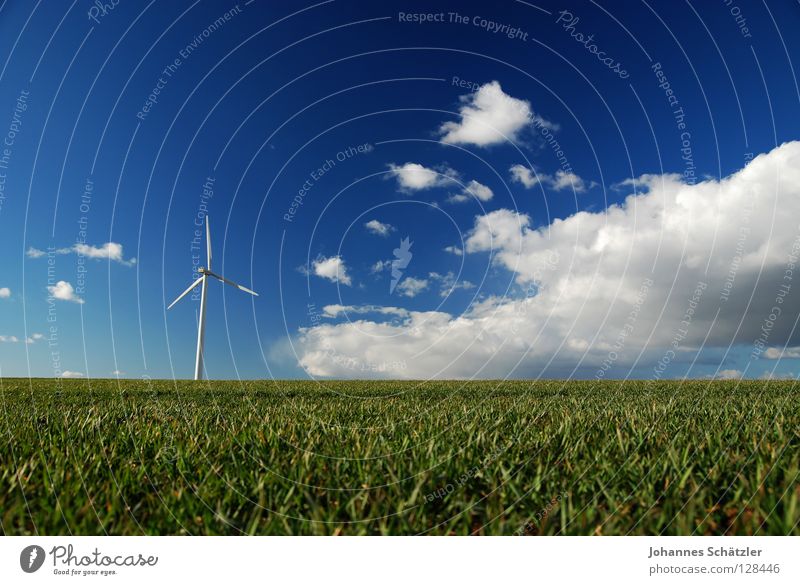 Picknick im Grünen Feld Gras Landwirtschaft Windkraftanlage Wissenschaften Elektrizität Kraft Wolken Himmel Frühling Sommer Aussaat grün Polarisation Landschaft