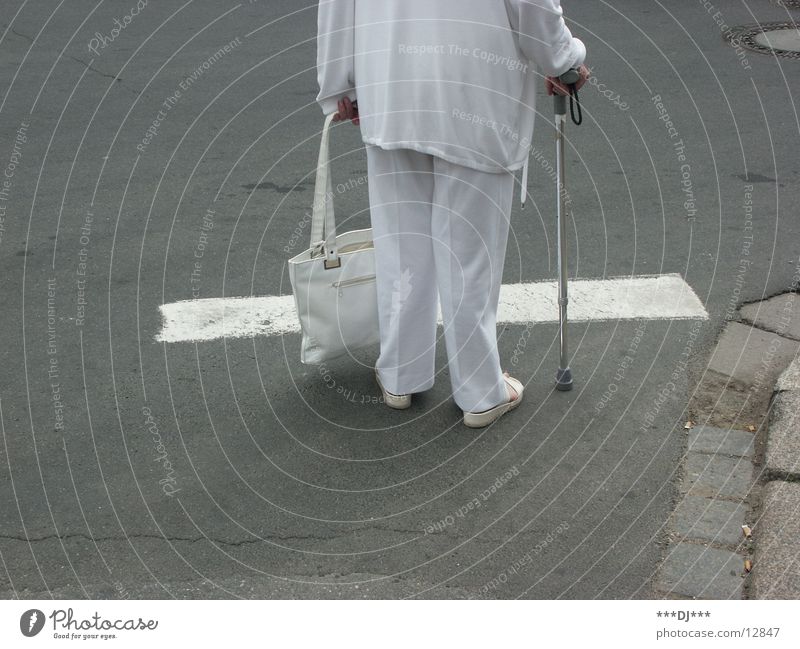 Old Lady Frau weiß Stock Senior grau Überqueren stehen Straße warten Irritation