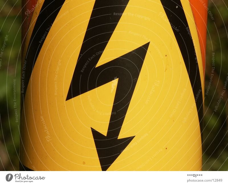 Hochspannung! Elektrizität elektronisch gelb tief gefährlich Elektrisches Gerät Technik & Technologie Wattenmeer Pfeil orange hoch bedrohlich Vorsicht