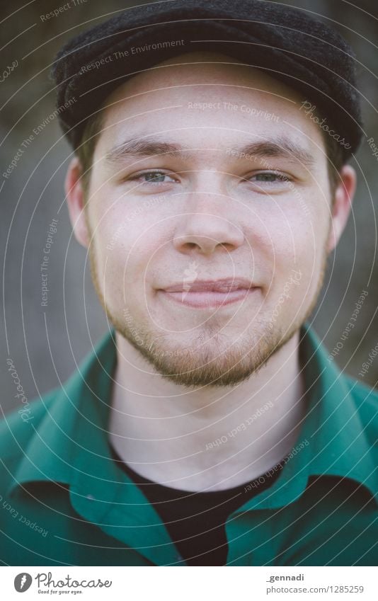 Green Mensch maskulin Junger Mann Jugendliche Erwachsene Gesicht 1 18-30 Jahre grün skeptisch Bart Mütze Hemd Zwinkern authentisch Farbfoto Textfreiraum oben