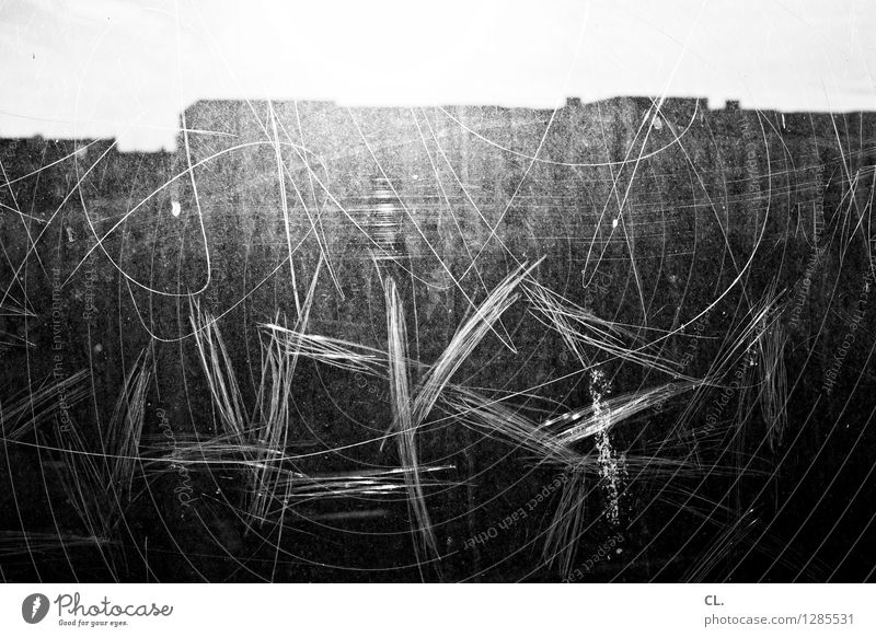oberflächen kratzen Stadt Fenster Fensterscheibe Kratzer Zerstörung Schwarzweißfoto abstrakt Strukturen & Formen Menschenleer Tag Licht Sonnenlicht
