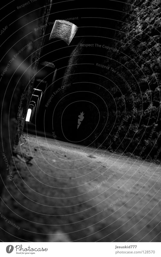 Trier Strukturen & Formen dunkel mystisch Tunnel hilflos verloren Vergänglichkeit Bodenbelag Gang Unterirdisch Angst Tod Shatten