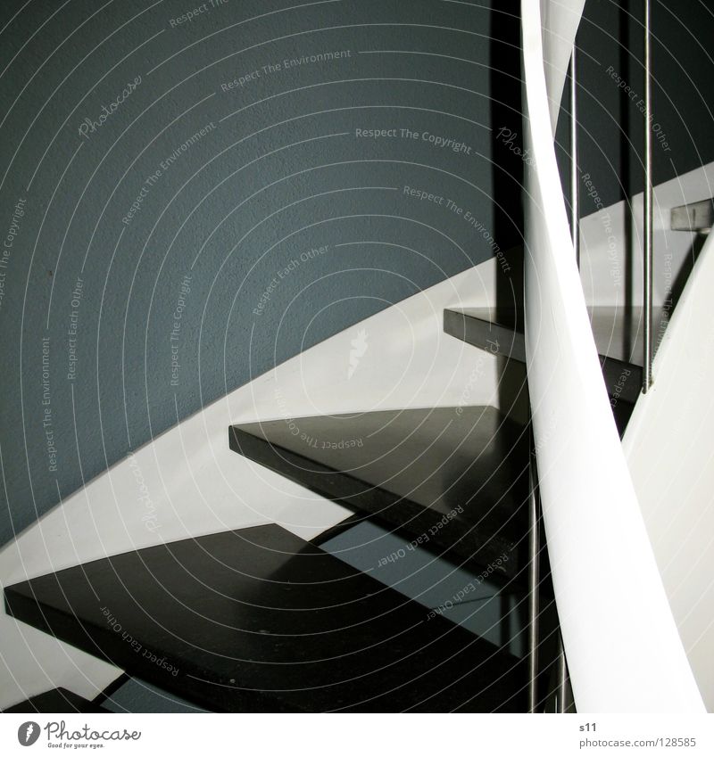 Stairs Treppenhaus Fußtritt gekrümmt rund Haus Eingang Treppengeländer weiß schwarz grau Detailaufnahme Wendelstreppe Strukturen & Formen s11 Sarah Kasper