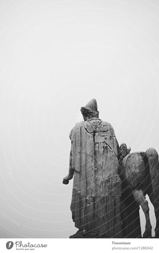 Irgendwo in Italien (15). Kunst Kunstwerk Skulptur Himmel Stein ästhetisch grau schwarz Gefühle Kultur Schwarzweißfoto Marmor antik Außenaufnahme Menschenleer