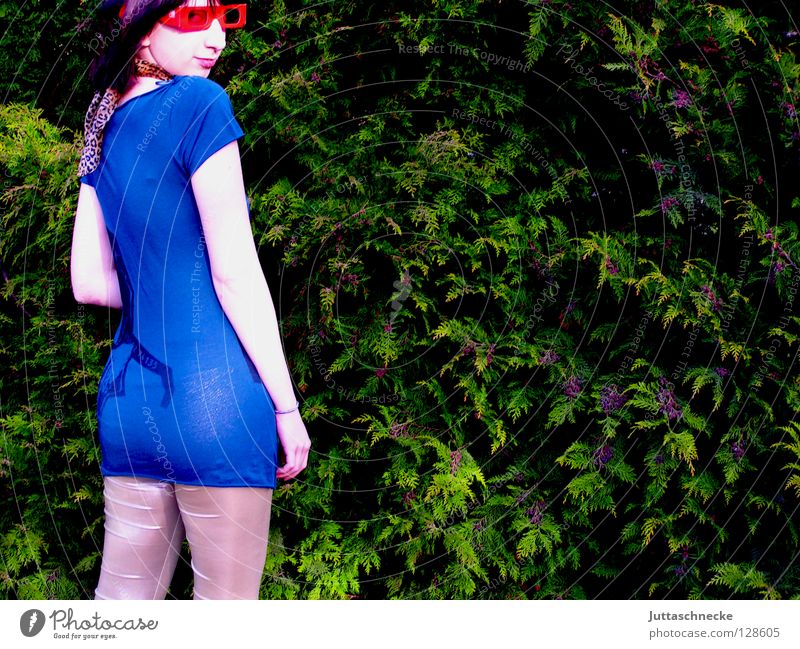Über die Schulter schauen Frau Brille Sonnenbrille rot grün Halstuch neckisch aufreizend Freude Jugendliche blau silber Leggins Rücken Achziger eighhties 80