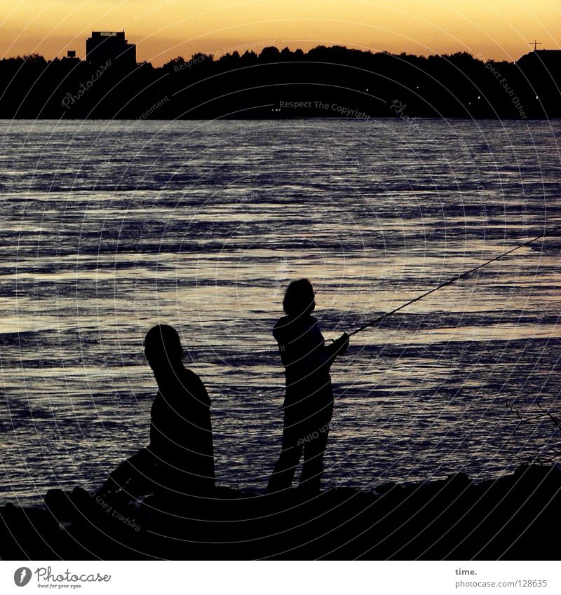 Entschleunigung Sonnenuntergang nass Angler Angelrute Erholung genießen Wellen Strömung Freizeit & Hobby Mann maskulin Extremsport Fluss Bach schön