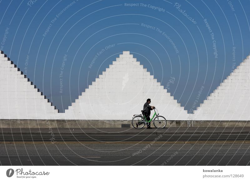 3 für 1 Dreieck Fahrrad Spaziergang Mann weiß gehen Denken schieben Geometrie Symmetrie Einsamkeit modern Kunst Kunsthandwerk Langeweile Pyramide Kontrast