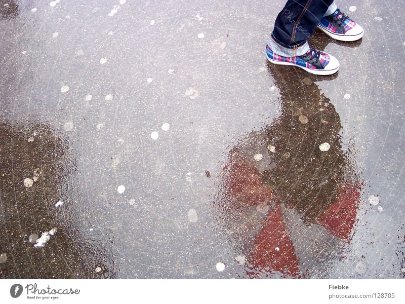 Warten auf den Frühling Schuhe kariert Regenschirm weiß rot gestreift Spiegel nass grau Reflexion & Spiegelung schemenhaft Spiegelbild Kaugummi Ekel treten