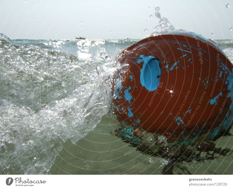 Wildwasser Blitzlichtaufnahme Sonnenlicht Freizeit & Hobby Meer Wellen Ball Wasser Wassertropfen Wasserfahrzeug Kugel nass Dynamik spritzen Boje Bowlingkugel