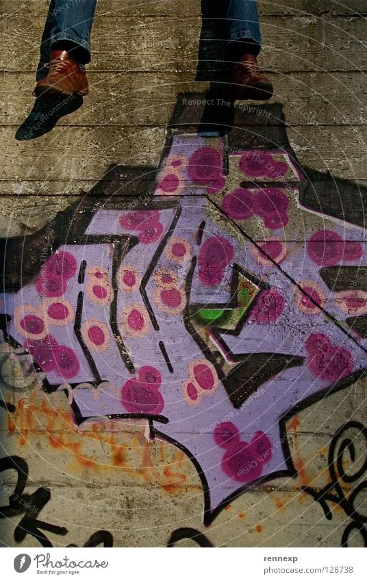 Humpty Dumpty´s Beine Schuhe Schweiß Turnschuh Jeanshose Hose Wand Beton Märchen Fantasygeschichte mehrfarbig Kunst Straßenkunst Graffiti violett beschmiert