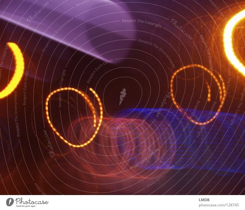 Lichtspiralen chaotisch Streifen Spirale Nacht Neonlicht Werbung Leuchtspur Langzeitbelichtung Abend dunkel mehrfarbig gelb violett rot schwarz Nachtaufnahme