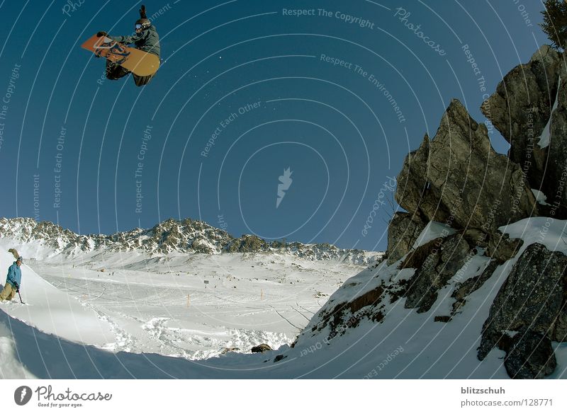 bs air Snowboarding springen Freestyle Winter Wintersport Berge u. Gebirge lenzerheide Snowboarder Schneebedeckte Gipfel Felsen hoch weit Skigebiet berühren Mut