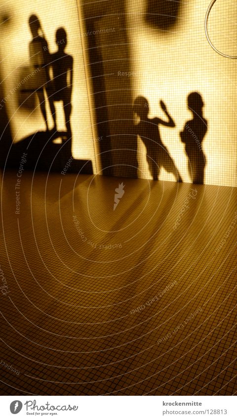 Schattentheater Schwimmbad Silhouette Licht Bodenplatten Abendsonne Spielen Turmspringen Körperschatten Mensch Schwimmkurs Schattenprojektion stehen warten