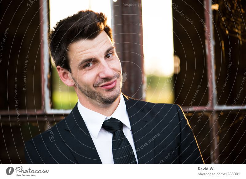 Mann mit Anzug Krawatte und ein lächeln im Gesicht freundlich sympathisch Porträt positiv Freundlichkeit Geschäftsmann