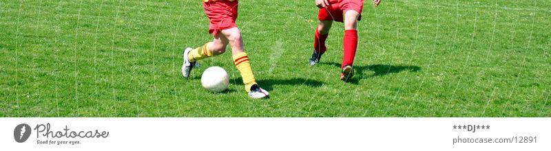 Go shoty go! Spielen Platz Gras Fußballschuhe kürzen Trikot Hose dribbeln Gegner Trick Sport Rasen Ball Junge