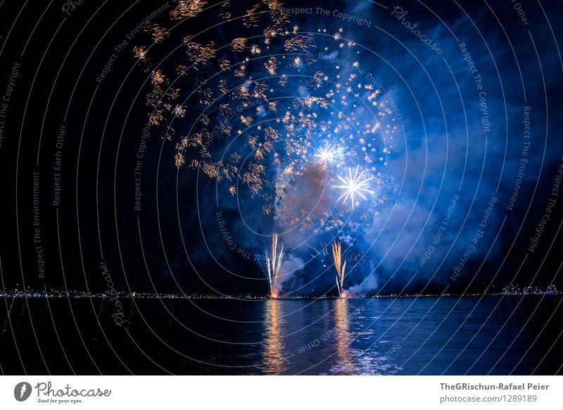 Feuerwerk 6 Künstler Theaterschauspiel blau orange schwarz silber See Seeufer Rakete explodieren Rauch fest Feste & Feiern Party Nacht Horizont dunkel erhellend