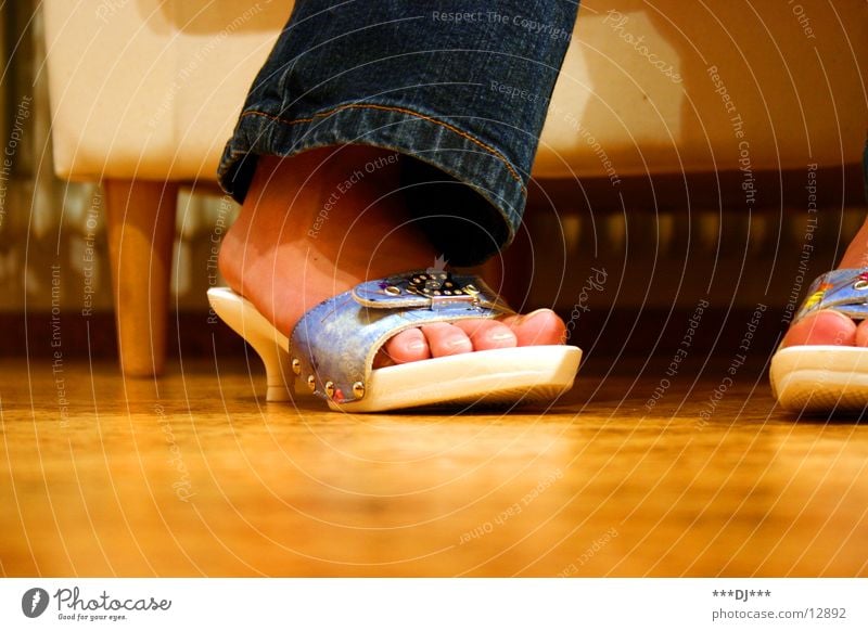 Schatz, ich habe neue Schuhe! Schlappen Hose Sessel Zehen Kork Frau Jeanshose Bodenbelag Fuß Beine Treppenabsatz