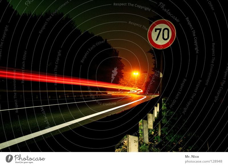 Geschwindigkeitsbegrenzung Nacht dunkel Nachtaufnahme Langzeitbelichtung Autobahn Licht Lichtgeschwindigkeit rot grell Streifen Straßenbeleuchtung Laterne