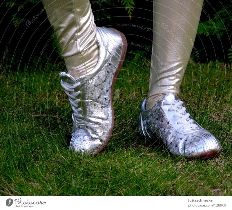 Happy Feet Schuhe Frau langbeinig retro eng Balletttänzer Steppe gehen hüpfen Schuhsohle Bekleidung Beine Fuß Leggins silber Turnschuh Garten grün eighties