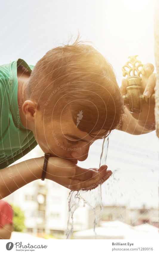 Junge trinkt aus orientalischem Hahnen Wasser trinken Trinkwasser Stil Ferien & Urlaub & Reisen Tourismus Mensch maskulin 1 8-13 Jahre Kind Kindheit Sonne