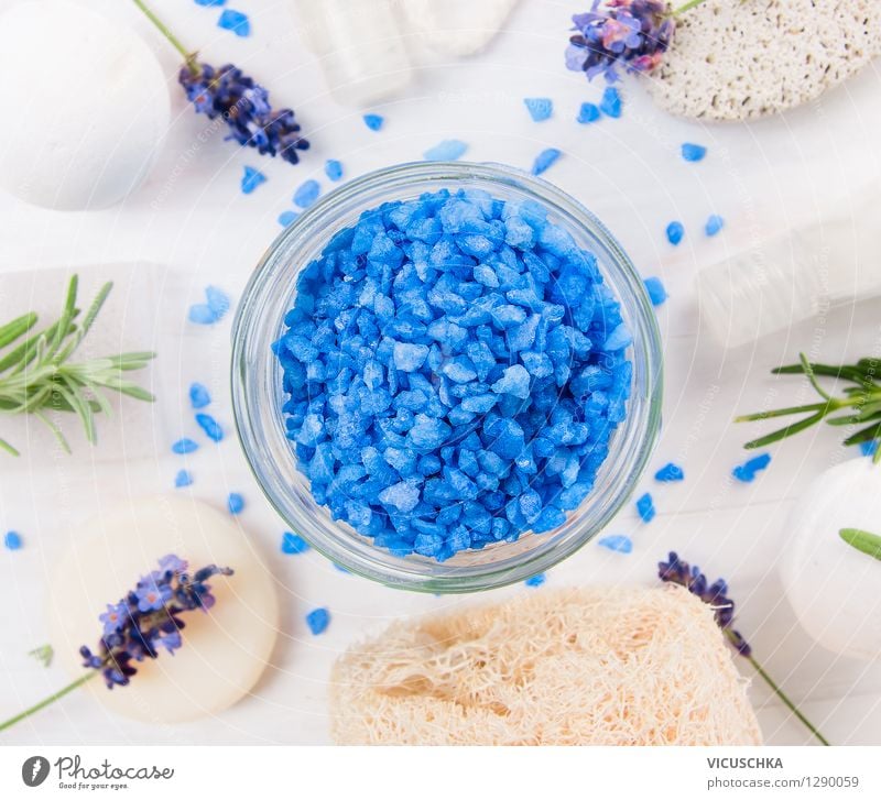 Blaue Lavendel Badesalz für Wellness Lifestyle Stil Design schön Körperpflege Gesundheit Alternativmedizin Wohlgefühl Erholung Spa Massage Natur Pflanze Blume