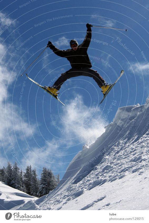Grätsche springen grätschen Skifahrer Winter Tiefschnee Pulverschnee Wintersport Skifahren Freerider Freeriding Schnee