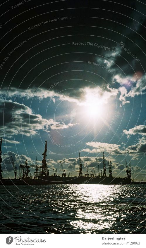 am Hafen Gegenlicht Wolken Kran Dock Unwetter Hamburg Himmel Sonne Wasser Beleuchtung blau Schiffswerft