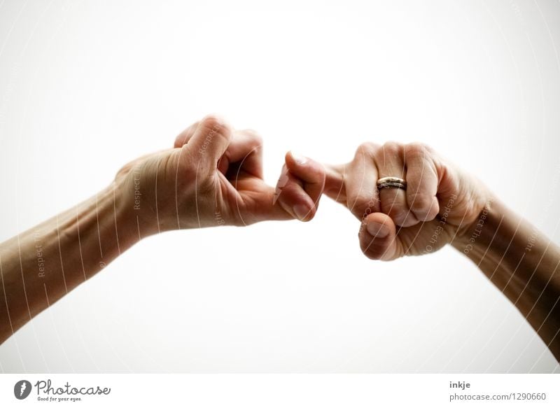 <---><---> Mensch Leben Hand Fingerspiel 1 2 Ring Ehering festhalten kämpfen Kommunizieren machen Konflikt & Streit stark Gefühle Kraft Einigkeit loyal
