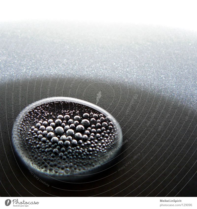 Eingesperrt schwarz weiß Mineralwasser Seifenblase rund Flüssigkeit kalt Wassertropfen umzingeln gefangen Metall Reflexion & Spiegelung