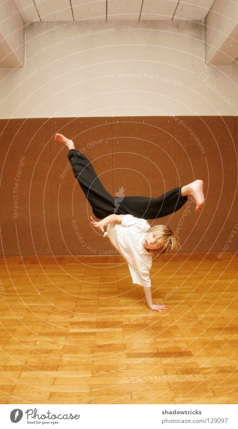 Funky Akrobatik im Kreuzfahrtschiff Capoeira Porträt Karate chinesische Kampfkunst Kick Haare & Frisuren Stil Sport Sporthalle akrobatisch beweglich Hose