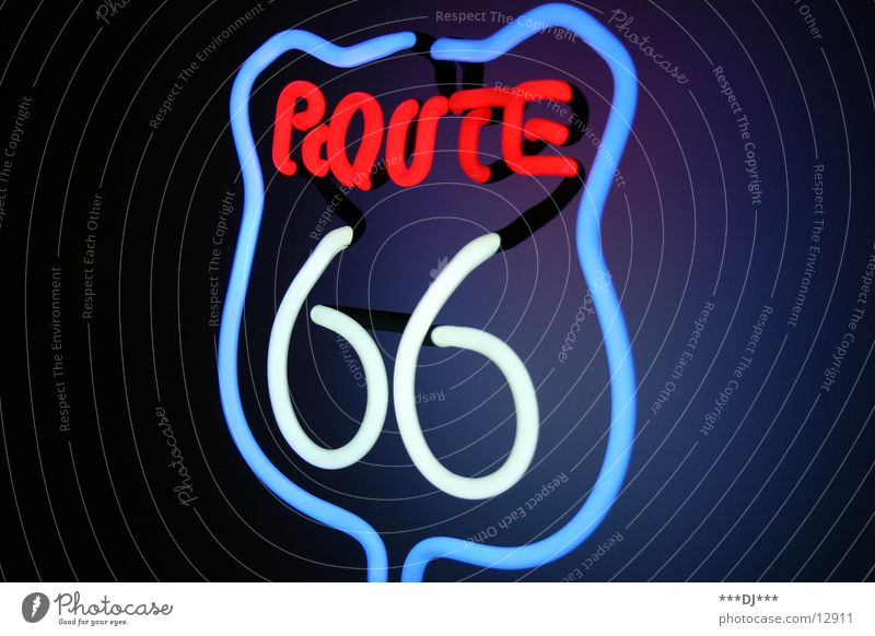 Route 66 lang rot Amerika Unendlichkeit Häusliches Leben Straße Richtung Freiheit blau Farbe USA Verkehrswege Wüste leuchten