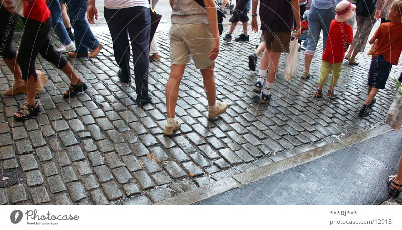 Walk Schuhe gehen Hose Mann Menschengruppe Fuß laufen Beine Kopfsteinpflaster Straße