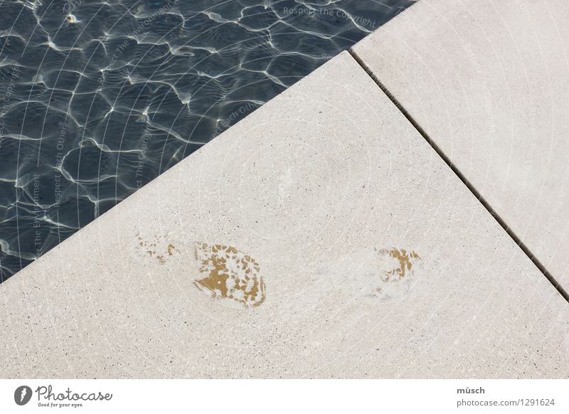 Footprints Schwimmbad Schwimmen & Baden Stein Wasser Fußspur gehen maritim nass blau weiß Beginn Freiheit Kraft Leben Problemlösung Mut Ordnung Perspektive