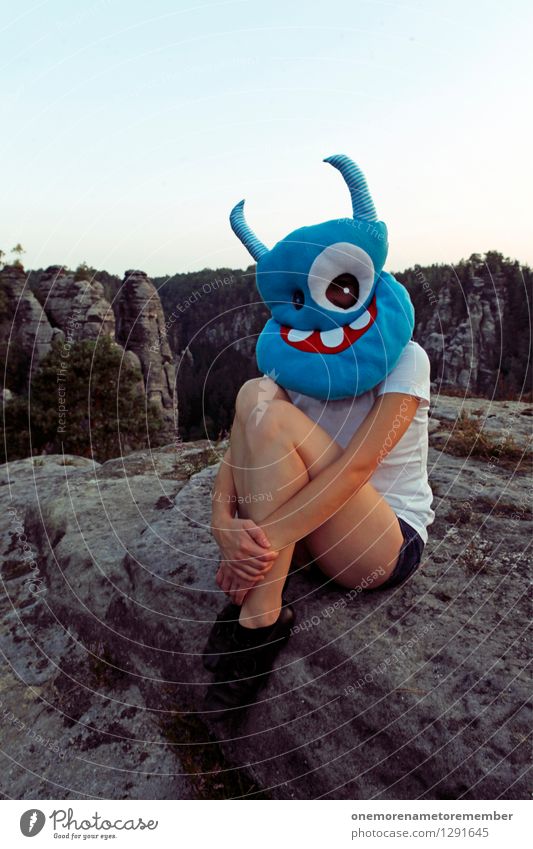 Felsenhocker Kunst Kunstwerk ästhetisch Monster Ungeheuer ungeheuerlich Außerirdischer außerirdisch blau Maske verkleiden Kostüm Karnevalskostüm feminin hocken