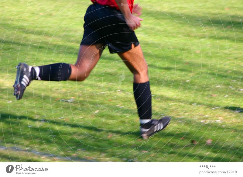 Lauf wenn du kannst! Mann Fußballschuhe Shorts kürzen Gras verlieren Spielen Sport Mensch Beine laufen Schönes Wetter