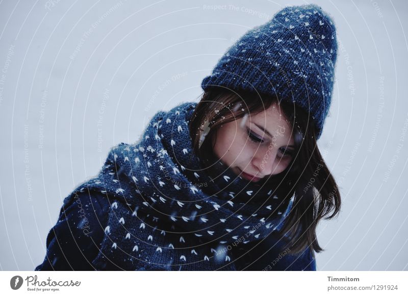 In Gedanken. Mensch Junge Frau Jugendliche Kopf 1 Winter Schnee Schneefall Bekleidung Schal Mütze Haare & Frisuren blau grau weiß Gefühle Zufriedenheit Farbfoto