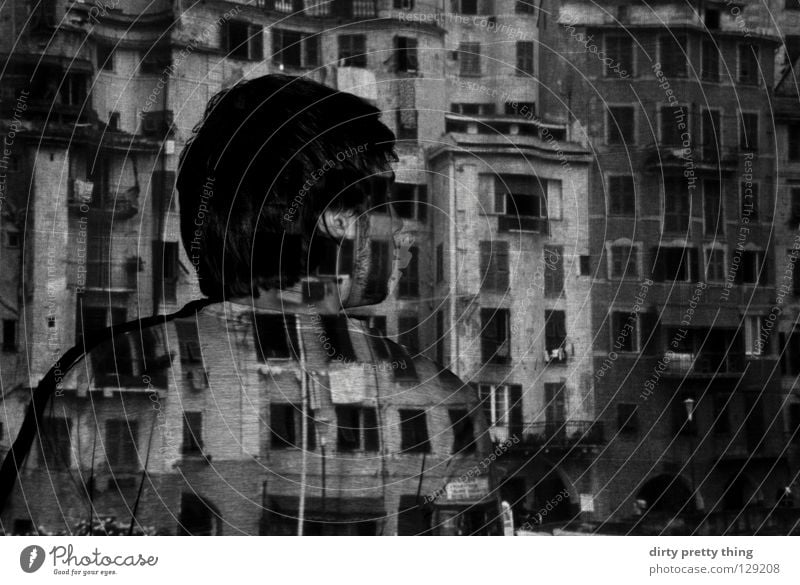 wo bin ich? Porträt Fenster Täter unklar Dia Projektor Schwarzweißfoto Stadt projezieren schau mir in die augen verstecken Rücken Rückansicht