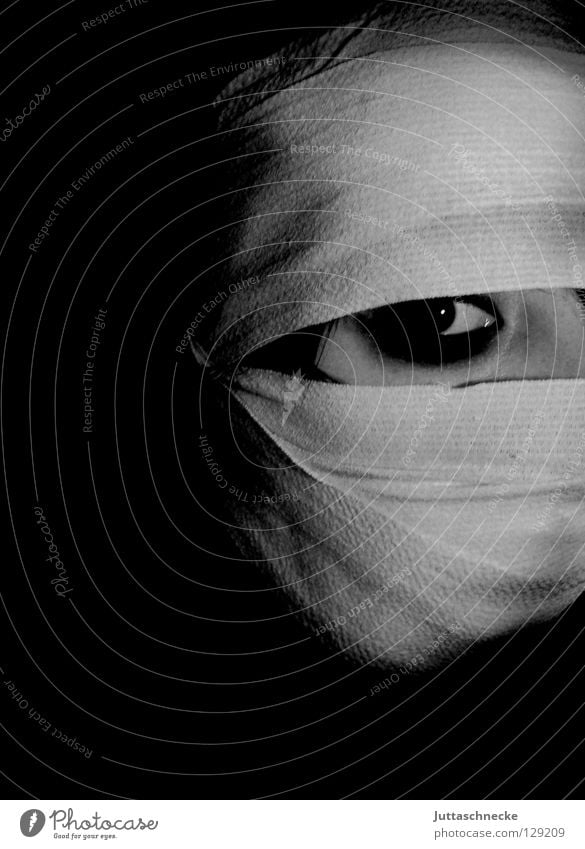 Die Mumie 18 1/2 Frau bandagieren Verbundenheit Unfall gefangen gruselig Trauer Kajal schwarz weiß dunkel Gesundheit Mensch Schwarzweißfoto Bandage eingewickelt