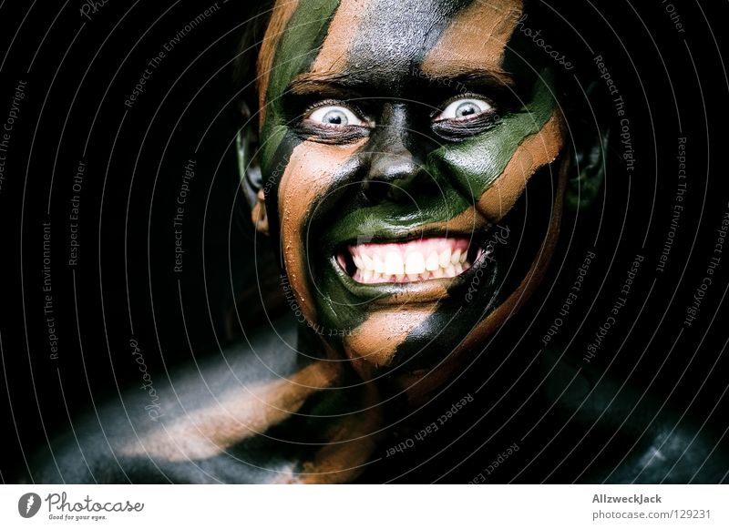 Camouflage Girl (3) - Wahnsinn Tarnung Tarnfarbe braun schwarz grün Armee dunkel Bad Frau Porträt Kraft Stil fremd Fremder angriffslustig gefährlich Maske